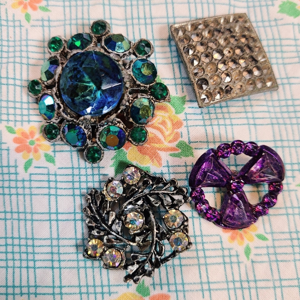 Lot of four decorative 1930s-1950s buttons!!
